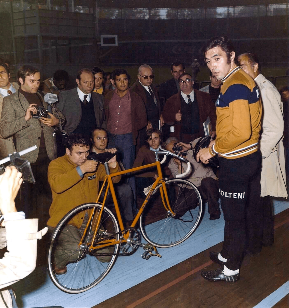 ebykr-1972-ernesto-colnago-eddy-merckx-hour-bike-adjust (Ernesto Colnago Photo Gallery)